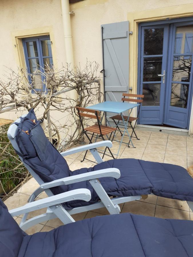 Hotel Les Volets Bleus Charlieu Exterior foto