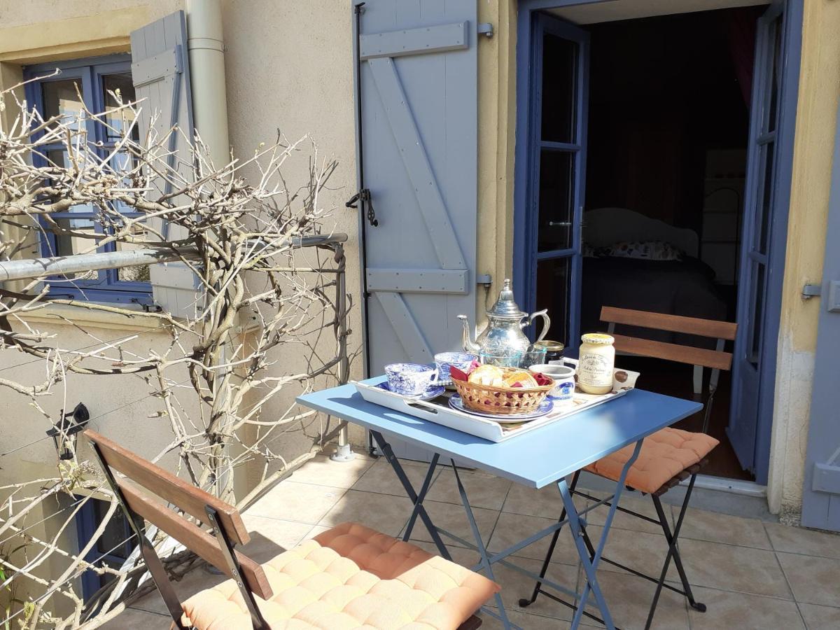 Hotel Les Volets Bleus Charlieu Exterior foto